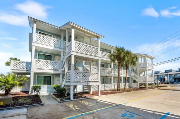 *June 21 - 24th Open/ Ground level condo/Parking in front!*