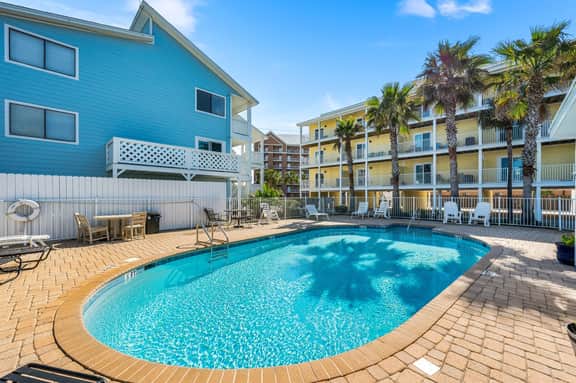 *June 21 - 24th Open/ Ground level condo/Parking in front!*